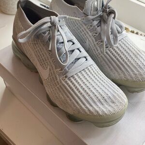 White Nike Air Vapormax Flyknit 3